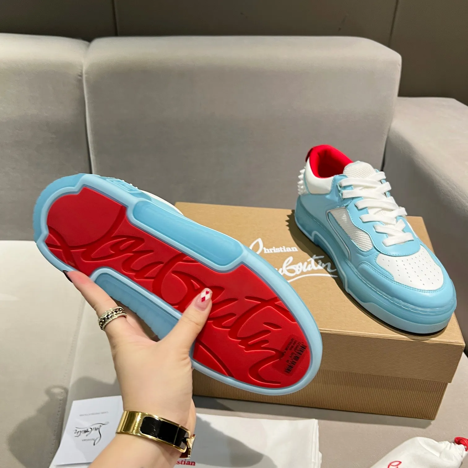 Men's shoes 💰700 🌹🌹🌹̋ Wang Junkai Yang Mi Xu Kai Zhang Jingyi Ding Chengxin Chen Muchi Wang Ziyi Same style Christian Louboutin 2024 [New product] ASTROLOUBI unisex thick-soled sports shoes red-soled shoes perfectly integrate fashion and sports, The fabrics are made of luxurious calfskin, soft suede, smooth satin and laminated leather, and the back is decorated with classic rivets. The interior is blended with a knitted tongue for added durability, breathability and quick-drying comfort. The outsole is made of a combination of EVA foam and imported rubber, and the colorful CL iconic letters on the side of the outsole show the brand's unique style. It is a ceiling-level comfortable skate shoe! ! ! Multiple colors available, currently men’s sizes 39--45 (women’s sizes 35--40, currently being updated)